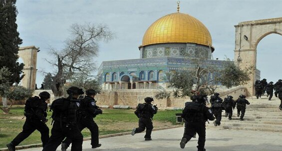 القدس : المستوطنون يقتحمون المسجد الأقصى وسط حراسة مشددة