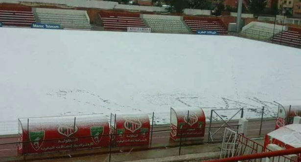 المغرب : الثلوج تحول ملعب خنيفرة إلى حلبة تزلج !