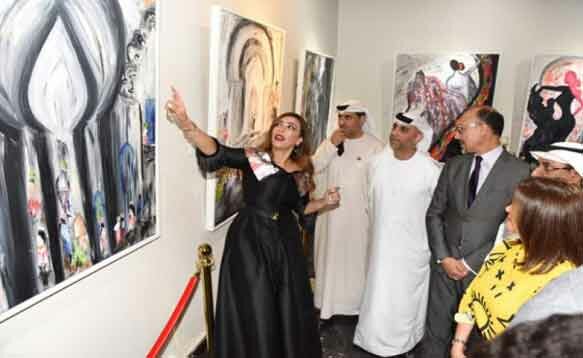 القنصل العام المغربي عبد الرحيم الرحالي يقص شريط افتتاح معرض “الأندلس” في دبي