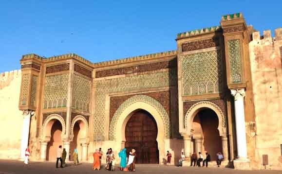 المغرب : متحورات جائحة احتلال الملك العمومي بمدينة مكناس أخطر بكثير من متحورات جائحة كورونا