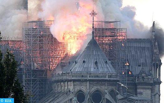 باريس : حريق مهول يتسبب في انهيار برج كاتدرائية “نوتردام دو باري”