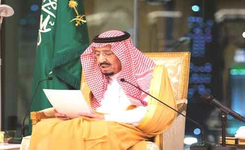 العاهل السعودي الملك سلمان بن عبد العزيز آل سعود يتسلم وثيقة مكة المكرمة حول قيم الوسطية والاعتدال