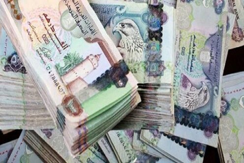 أبو ظبي : موظفة إماراتية في أحد البنوك تختلس 10 ملايين درهم لتنفقها على شاب أوهمها بالحب!