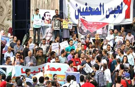 القاهرة : الشبكة العربية لمعلومات حقوق الإنسان تكشف عن وجود 32 صحفيا مصريا في السجون