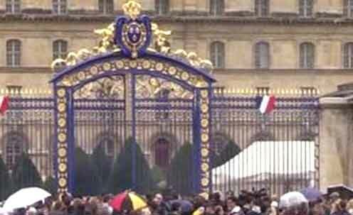 الفرنسيون يلقون النظرة الأخيرة على جثمان رئيسهم السابق جاك شيراك