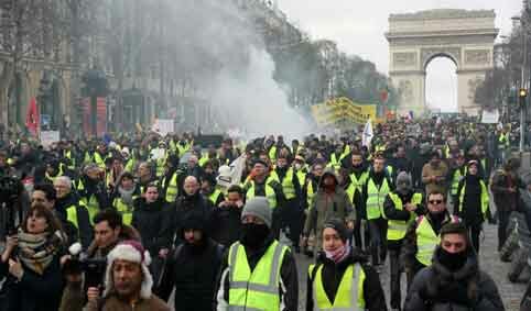 باريس : انطلاق أول محاكمة لشرطي فرنسي بتهمة العنف ضد محتجي “السترات الصفراء”