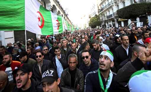 الجزائر : المتظاهرون يرفعون شعارات معاذية للرئيس ويطالبون بتغيير جذري للنظام السياسي في البلاد