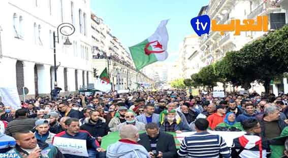 الجزائر : آلاف الأشخاص يتظاهرون ويطالبون برحيل النظام القائم وإقامة “دولة مدنية غير عسكرية”